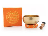 Geschmiedete Meditations-Klangschale mit gravierter 'Blume des Lebens' und einem warmen lang anhaltenden Klang. Verpackt in einer orangefarbenen Geschenk-Box aus handgeschöpftem nepalesischen Naturpapier mit Stoffbesatz. Inklusive Klöppel und Ring.